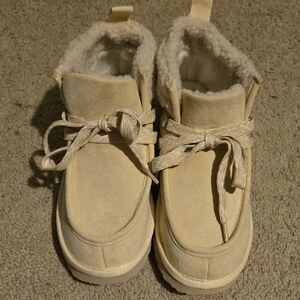 Very G Cream Ankle Boots with Fur Lining Size 7